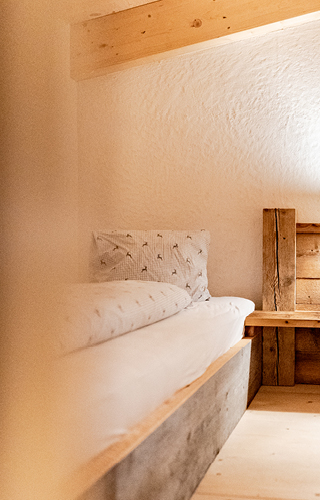 berggasthof-steckholzer-gut-gebettet-blick-ins-zimmer-kinderzimmer-einzelbetten-familienzimmer © Tourismusverband Wipptal / Helena Beermeister