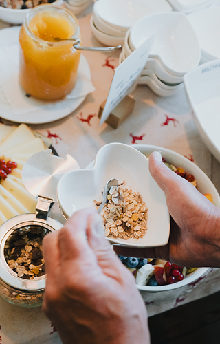 berggasthof-steckholzer-wipptaler-bergfruehstueck-buffet-muesli-mit-joghurt © Tourismusverband Wipptal / Johannes Bitter