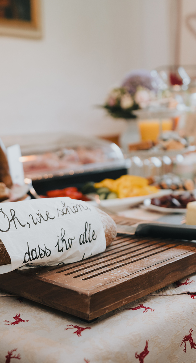 berggasthof-steckholzer-wipptaler-bergfruehstueck-buffet-frisches-brot