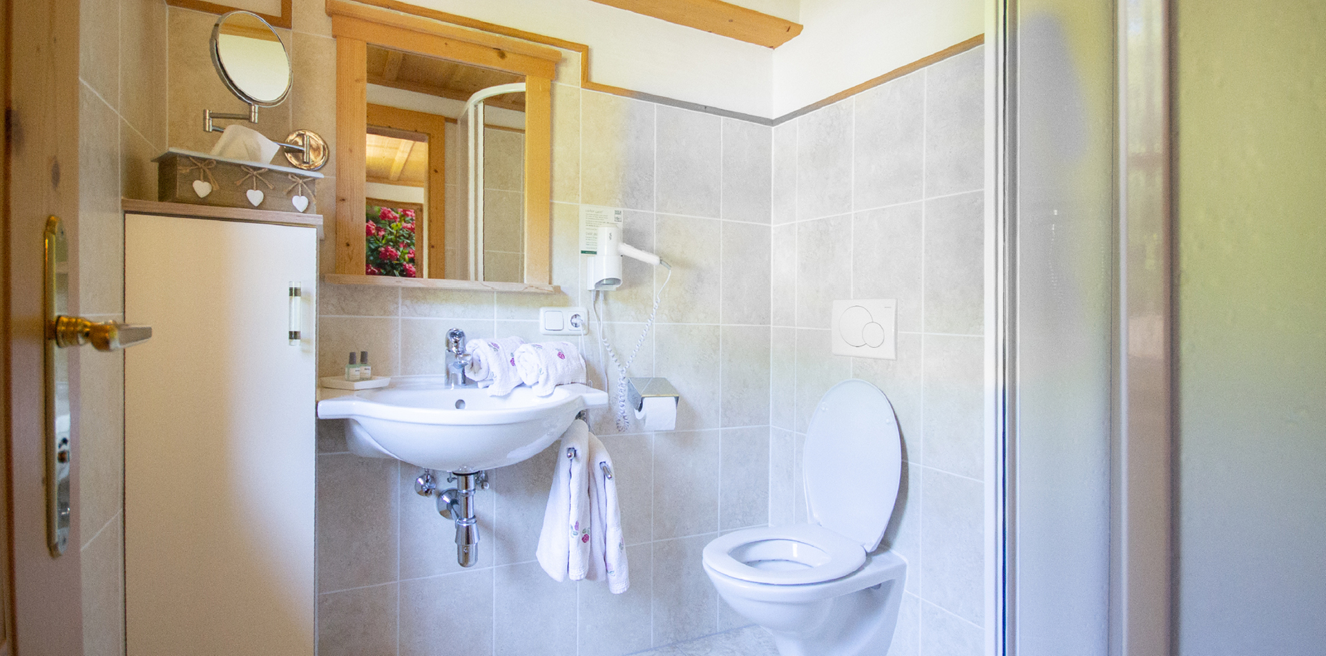 berggasthof-steckholzer-doppelzimmer-almrose-badezimmer