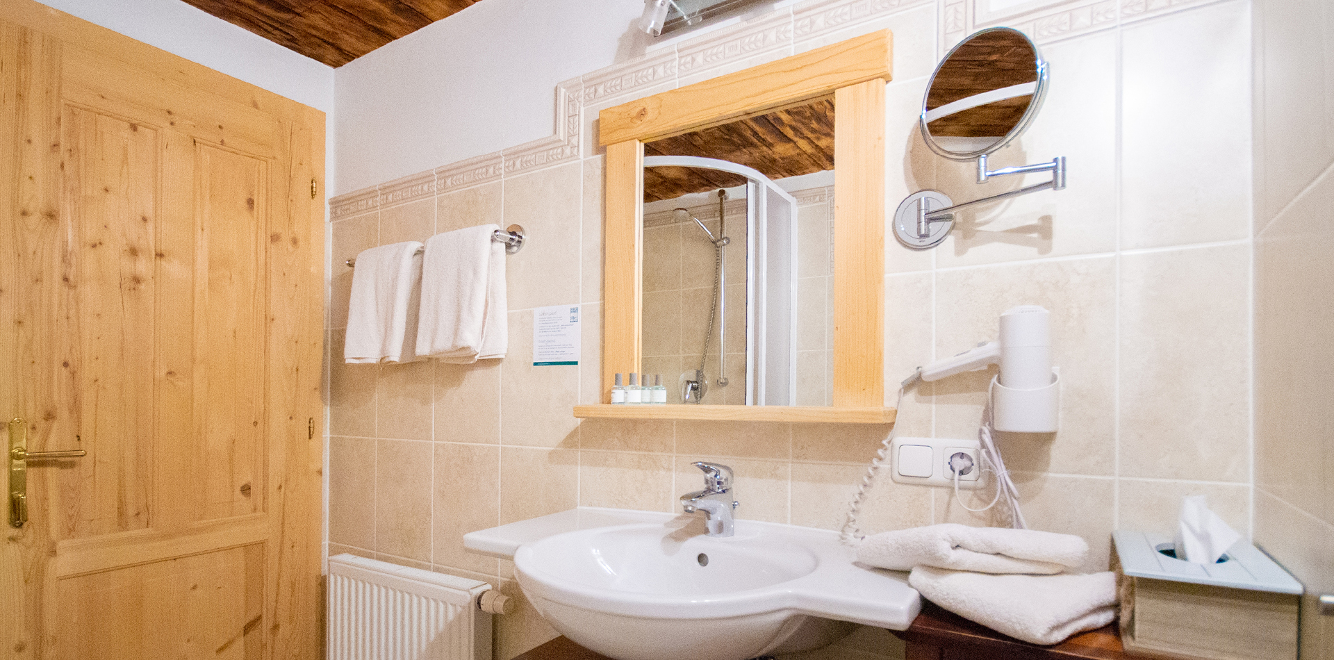 berggasthof-steckholzer-doppelzimmer-schraegezaun-rustikal-badezimmer