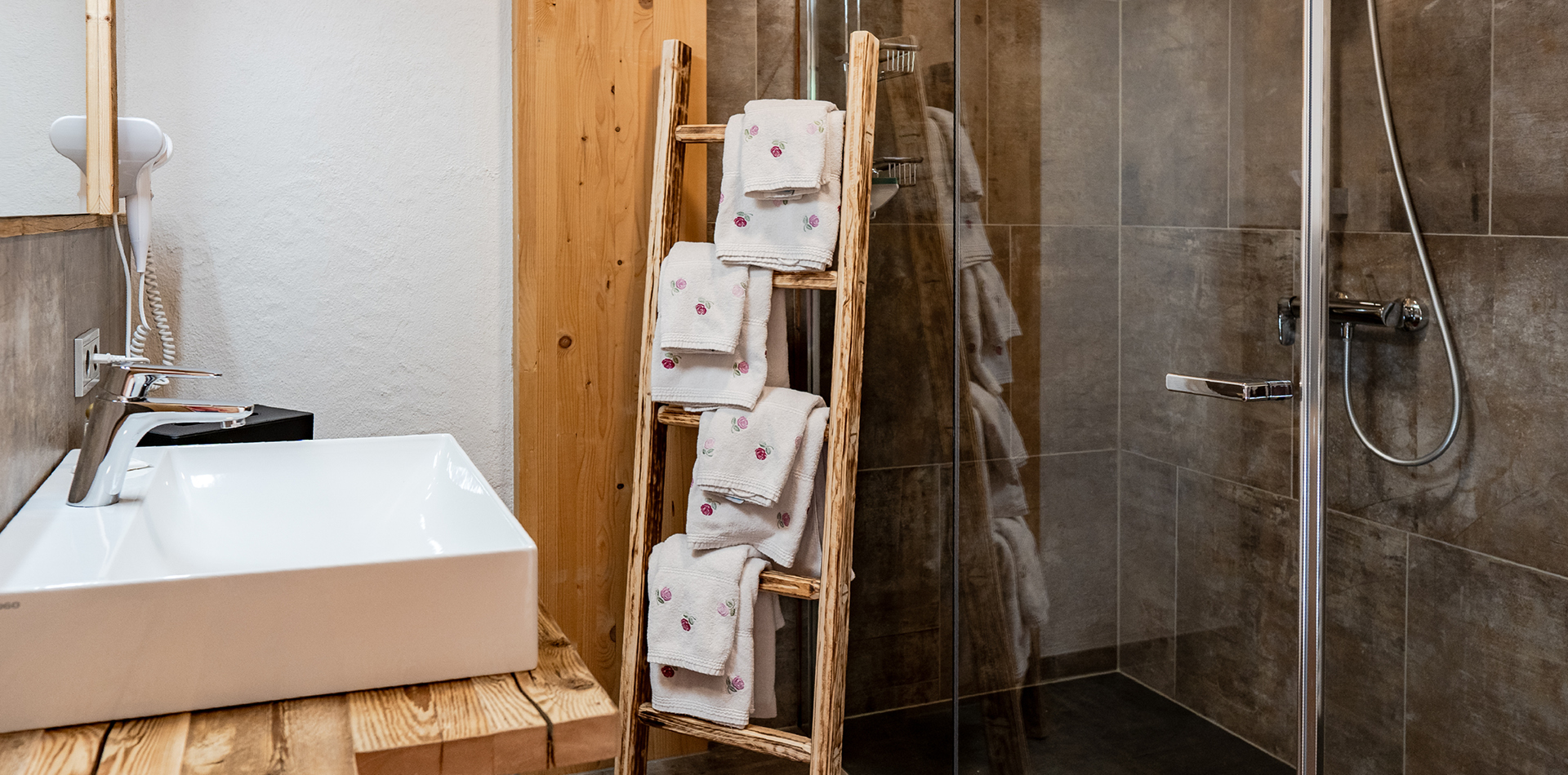 berggasthof-steckholzer-familienzimmer-badezimmer © Tourismusverband Wipptal / Helena Beeremeister