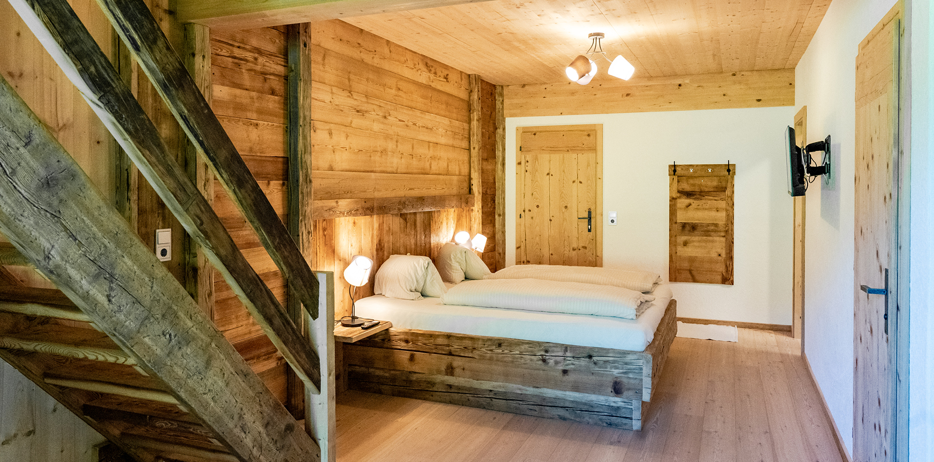 berggasthof-steckholzer-familienzimmer-doppelbett-mit-treppe © Tourismusverband Wipptal / Helena Beeremeister