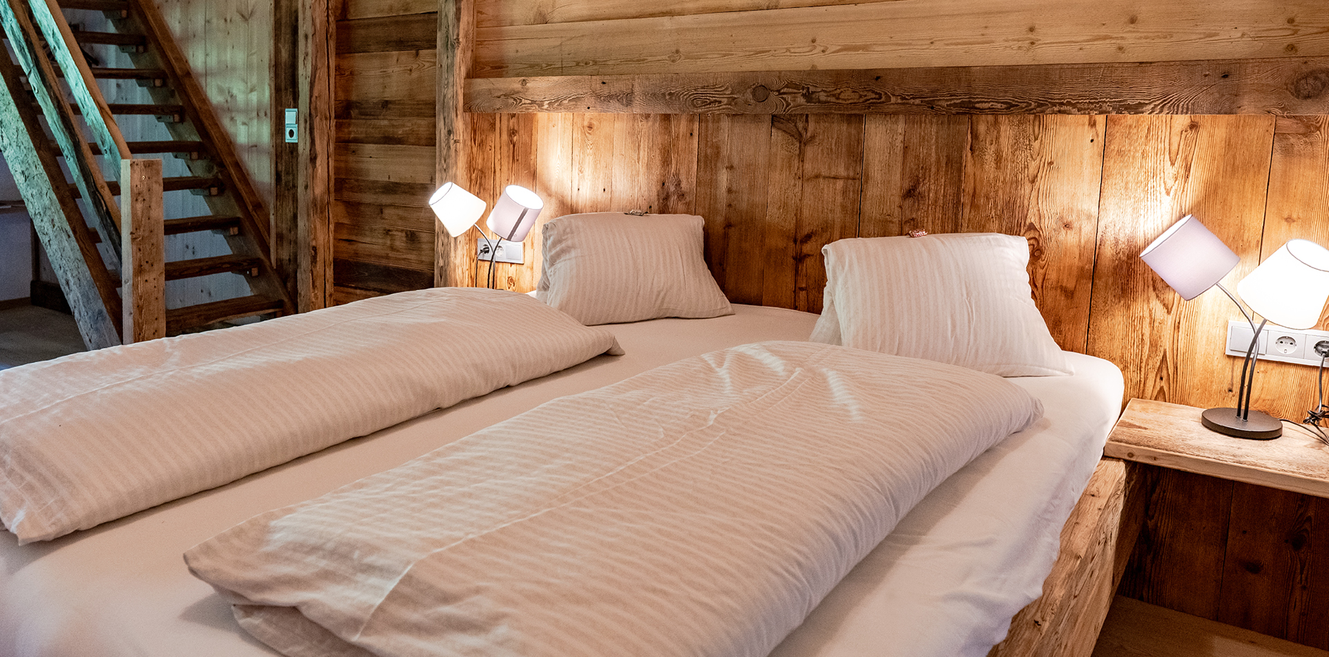 berggasthof-steckholzer-familienzimmer-doppelbett-mit-treppenaufgang © Tourismusverband Wipptal / Helena Beeremeister
