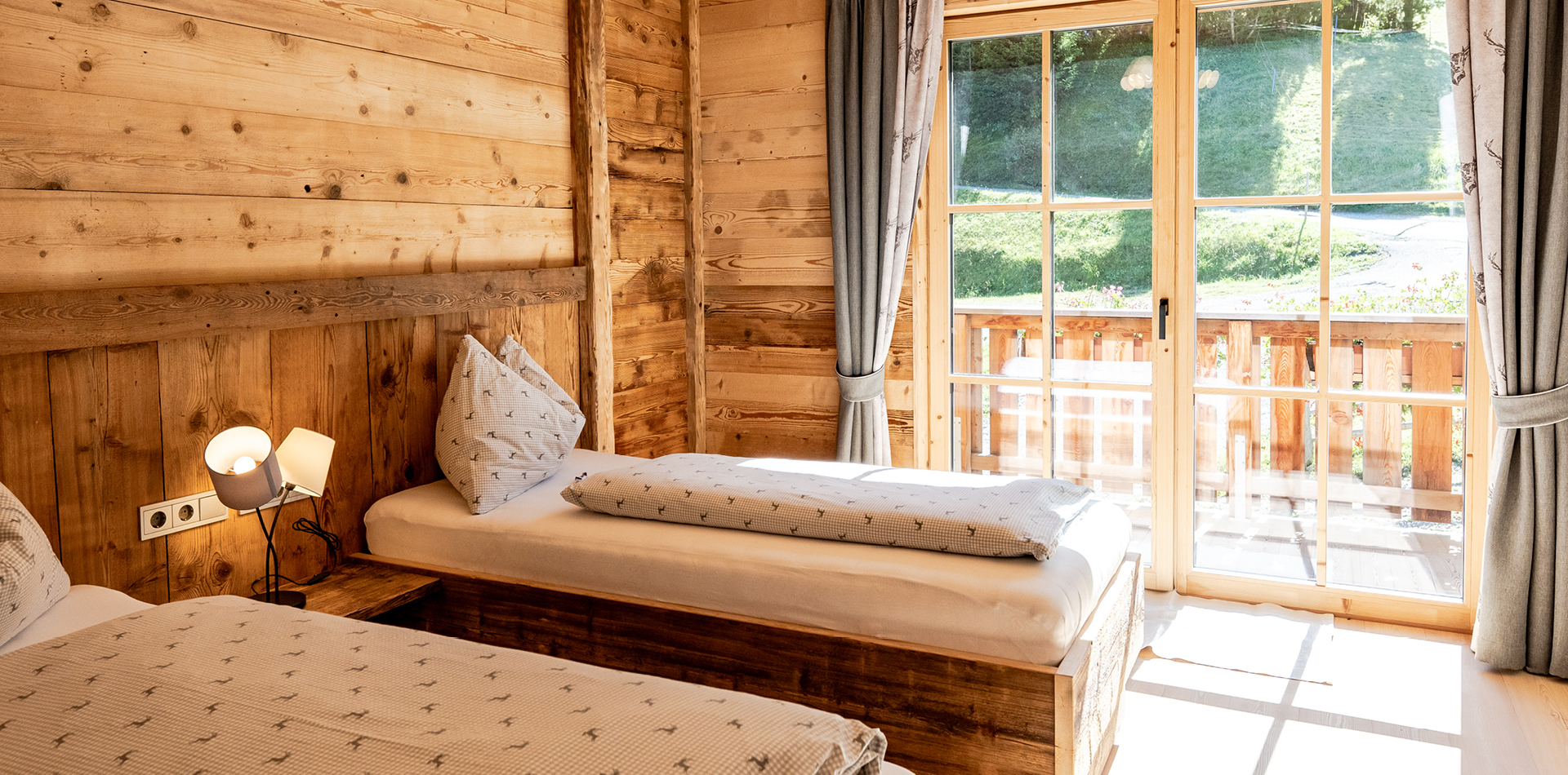berggasthof-steckholzer-familienzimmer-kinderbetten-einzelbetten-mit-balkon-und-aussicht © Tourismusverband Wipptal / Helena Beeremeister