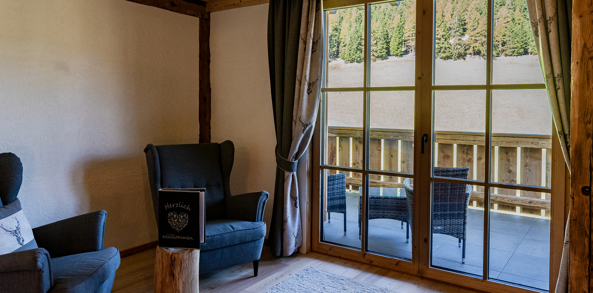 berggasthof-steckholzer-familienzimmer-lounge-mit-balkon © Tourismusverband Wipptal / Helena Beeremeister