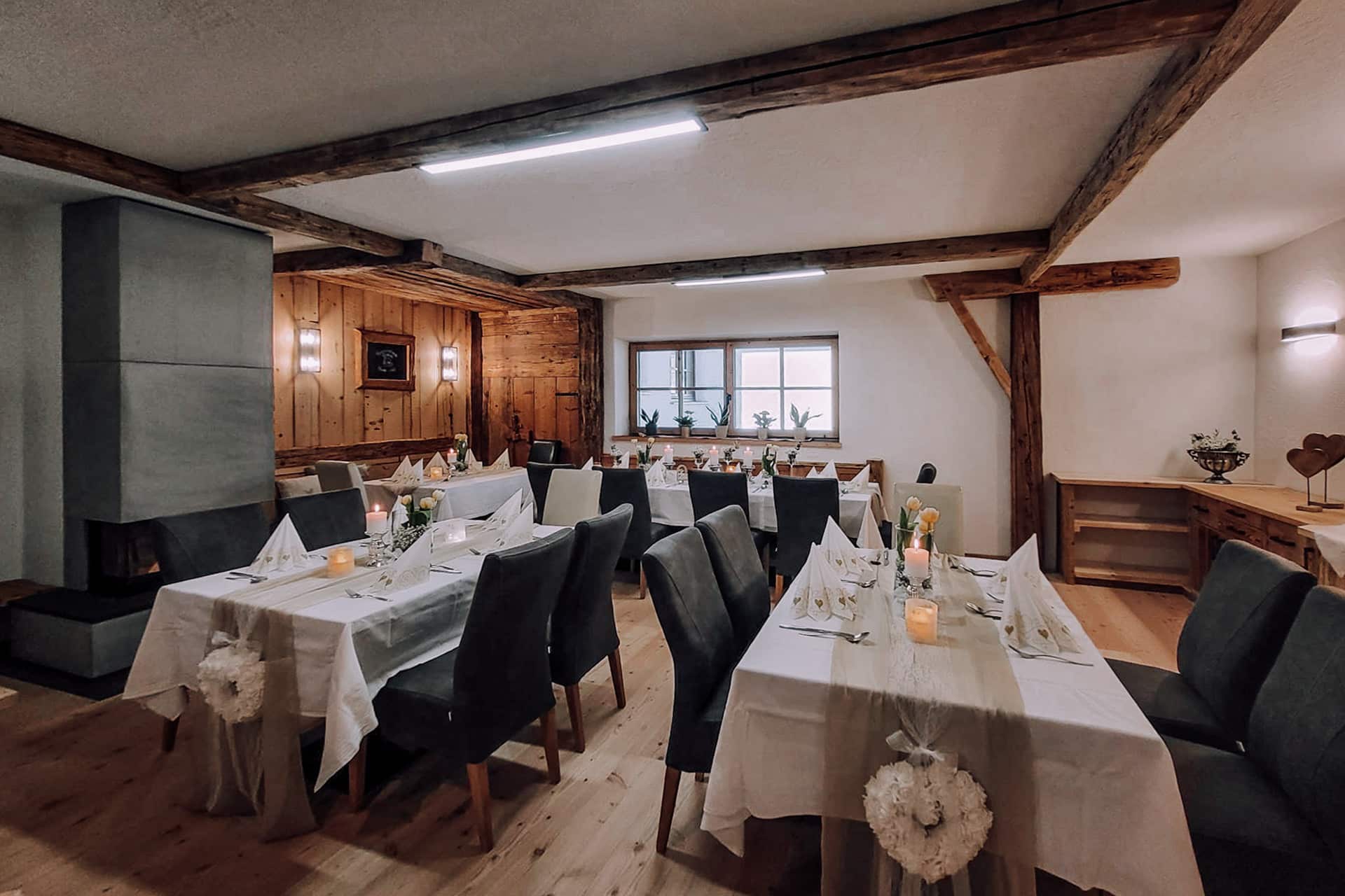 berggasthof-steckholzer-kaminzimmer-raumansicht