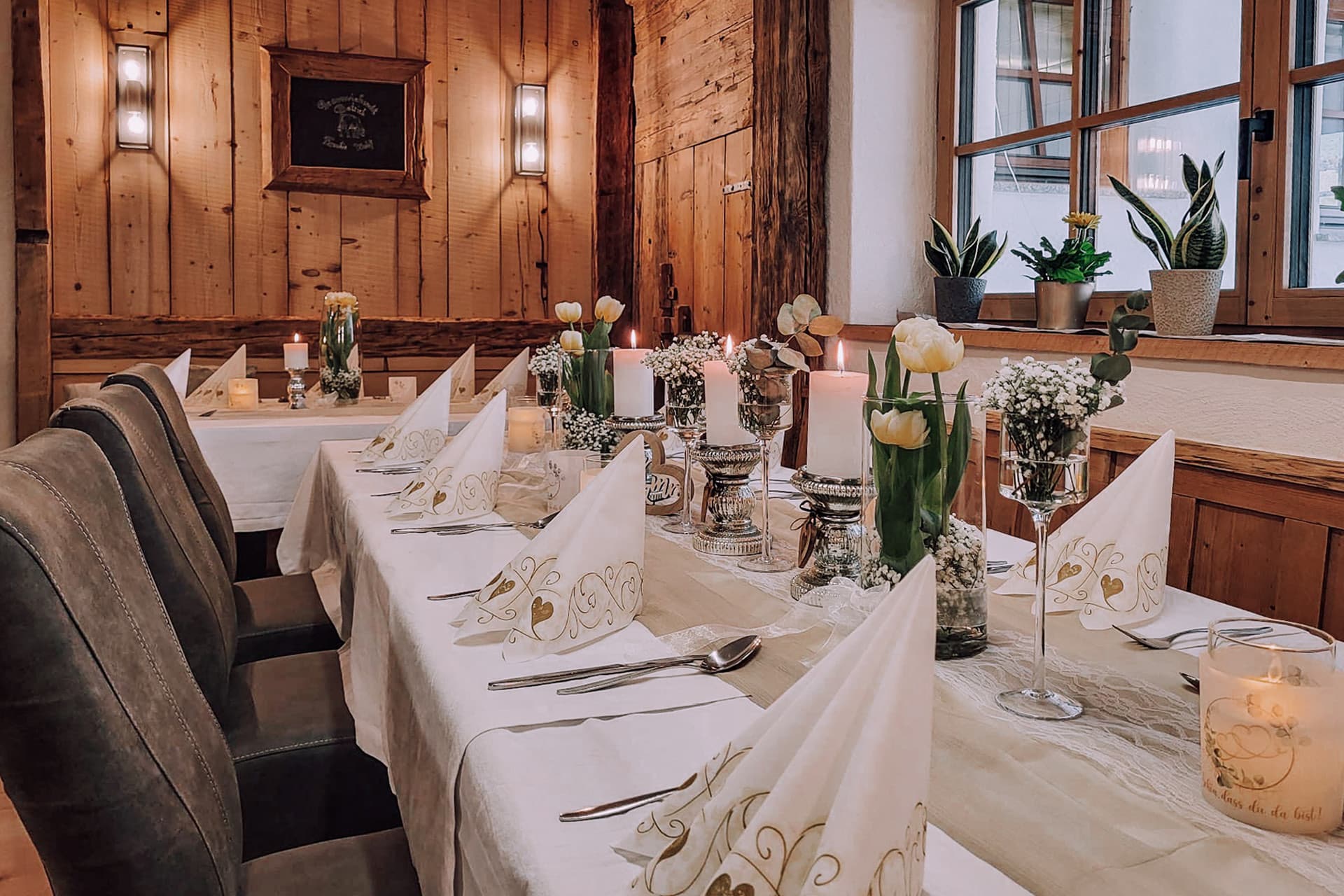 berggasthof-steckholzer-kaminzimmer-tafel