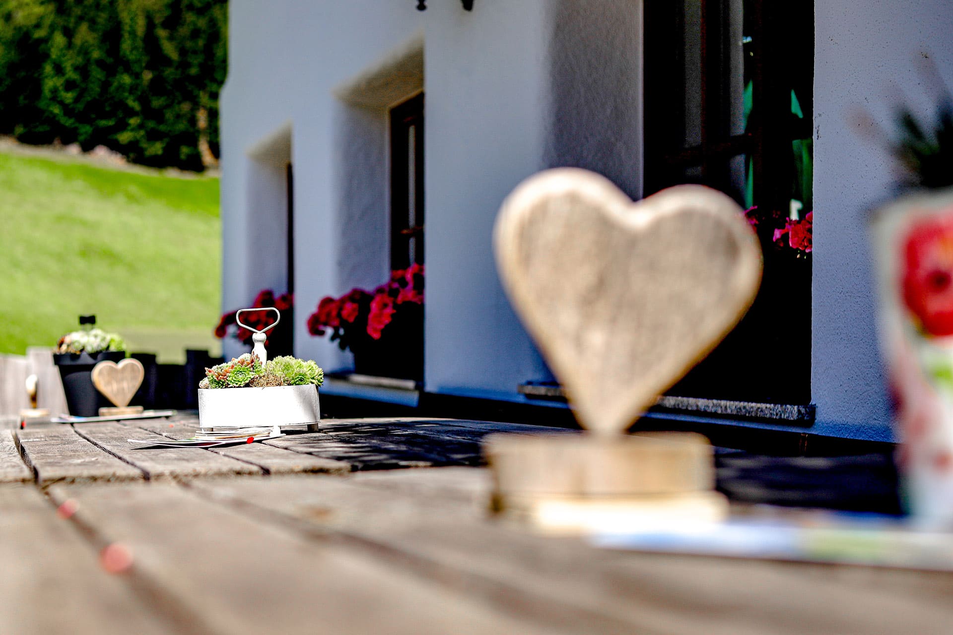 berggasthof-steckholzer-aussenansicht-terrasse-sommer © Urlaub am Bauernhof