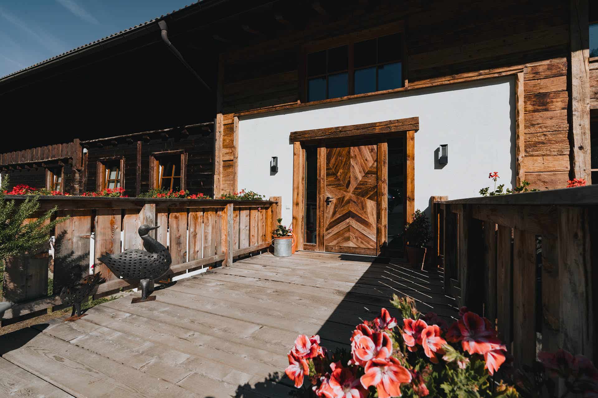 berggasthof-steckholzer-eingangsbereich-zimmer-sommer © Tourismusverband Wipptal / Johannes Bitter